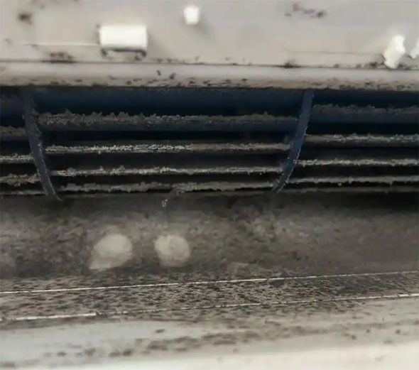 德保空调吹的风有股烧焦味是怎么回事